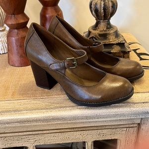 NWOT!  Mary Jane style heeled brown shoes.